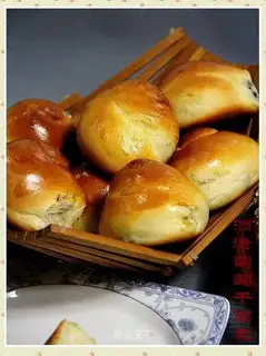 wine-stained raisin bread