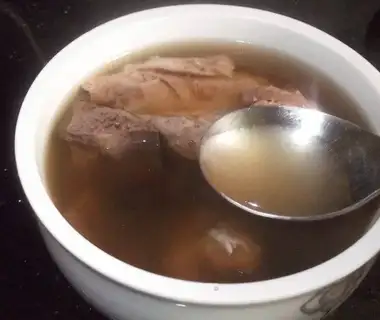 Stewed pork and rice soup with chicken bone and grass