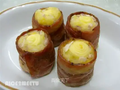 Baked potatoes with cheese and bacon