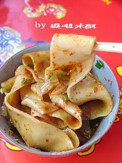 Oil splashed to tear noodles