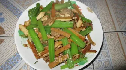 stir-fried lean meat with celery and dried beans