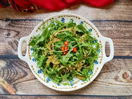 Sesame sauce mixed with dandelion