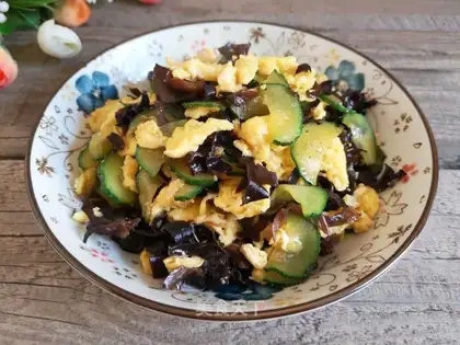 Black cucumber fried eggs