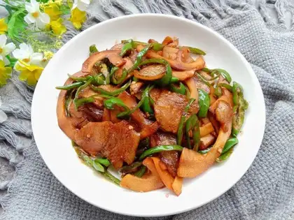 Five flowers with green pepper