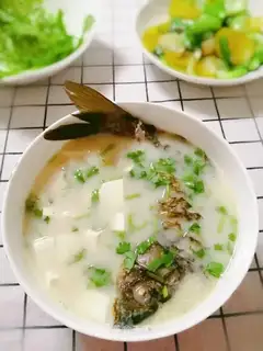 The tofu soup of the white fish
