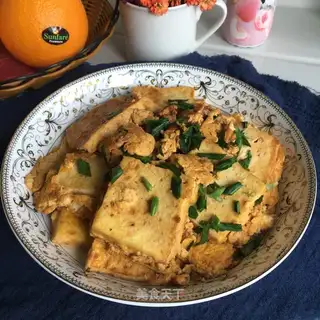 Eggs are fried tofu