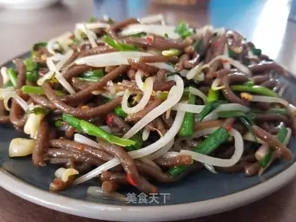 The green bean sprouts and the red potato noodles