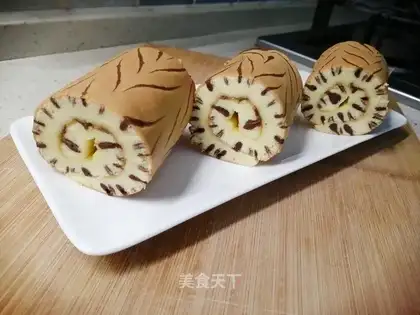 Chocolate-leaved fruit cake rolls