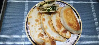 Open an egg-cracker with hot noodles