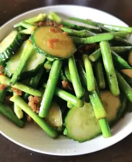 cucumber garlic sauce and meat
