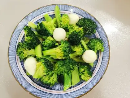 Orchid roasted quail eggs