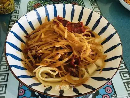 Spicy potatoes with noodles