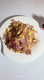 Onion fried eggs