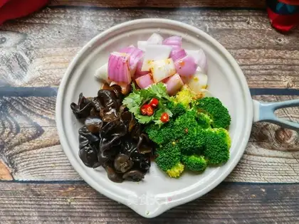 Onion wood and broccoli