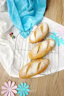 European raisin and bare wheat bread