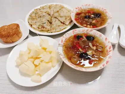 Silver ear soup with hand grab cakes