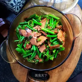 Bean petals with garlic