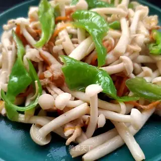 Spray peppers and white mushrooms