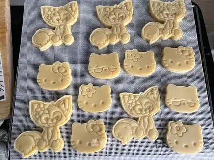 Lina Belle frosting cookies