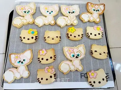Lina Belle frosting cookies
