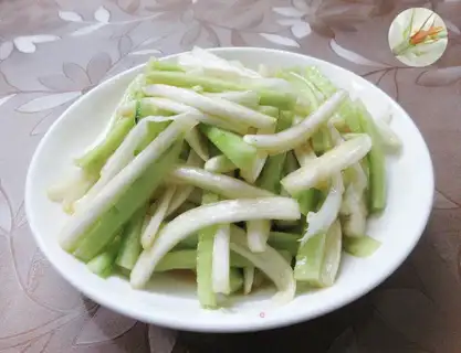 The cucumber with the cabbage