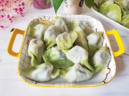 Double-coloured celery dumplings