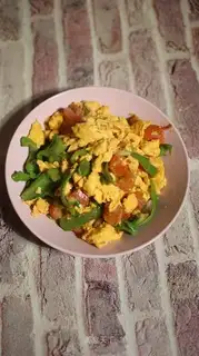 Pepper tomato fried eggs