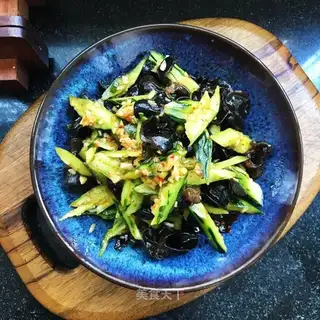 A cucumber-mixing ear