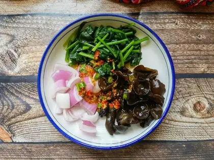 Spinach moored onions