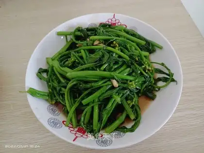 The fried oil and vegetables