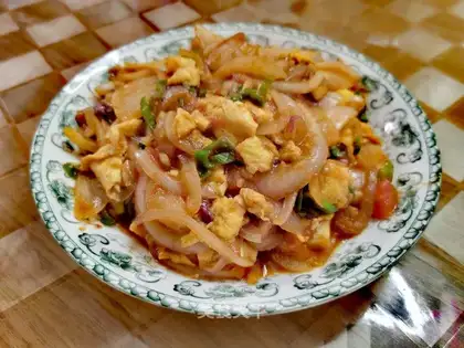Onion fried eggs