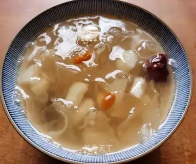 Silver-eared lily hoof soup