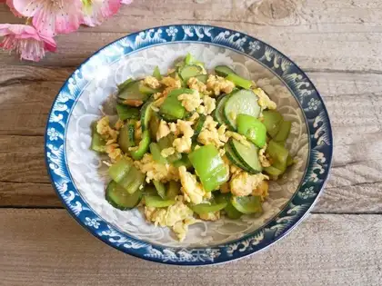 Pyramid cucumber fried eggs
