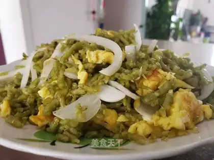 Eggs are fried and crushed