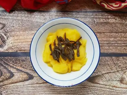 Skin steamed apples