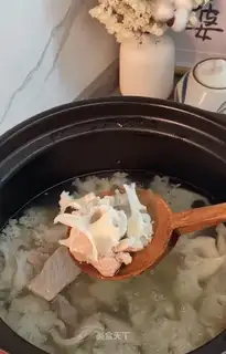 Pork embroidery ball soup