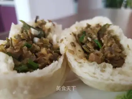 A bean-fruit bun