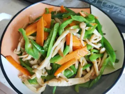 Carrot green peppers with white mushrooms