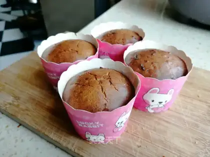 Red-tree nut yogurt cake