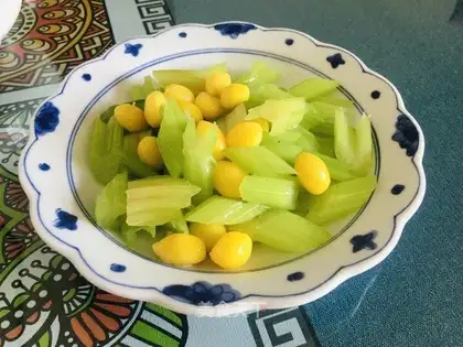 The celery makes white fruit