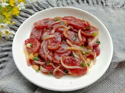 Onion fried sausage