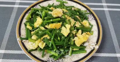 Fried eggs with moss
