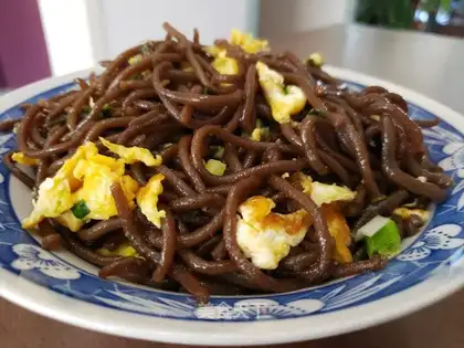 Onion eggs, fried potato noodles