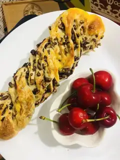 Peas and sofa bread
