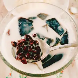 Red bean-burned fairygrass milk tea