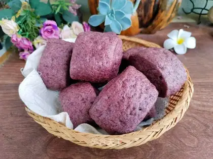 Black rice buns