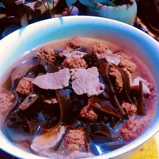 Maroon meat slice seaweed soup