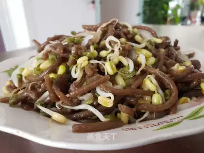 Green bean sprouts of onion fried potato noodles