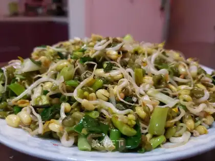 Onion fried green bean sprouts