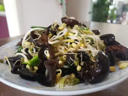 Green bean sprouts, black wood